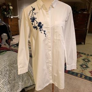 Sharp Crisp white Tunic w/Blue Embroidered flowers